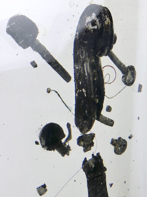 Grande sculpture violon brûlé en résine inclusion signée NAC’S (détail)