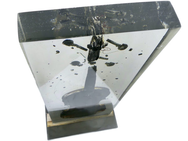 Grande sculpture violon brûlé en résine inclusion signée NAC’S (dessus)