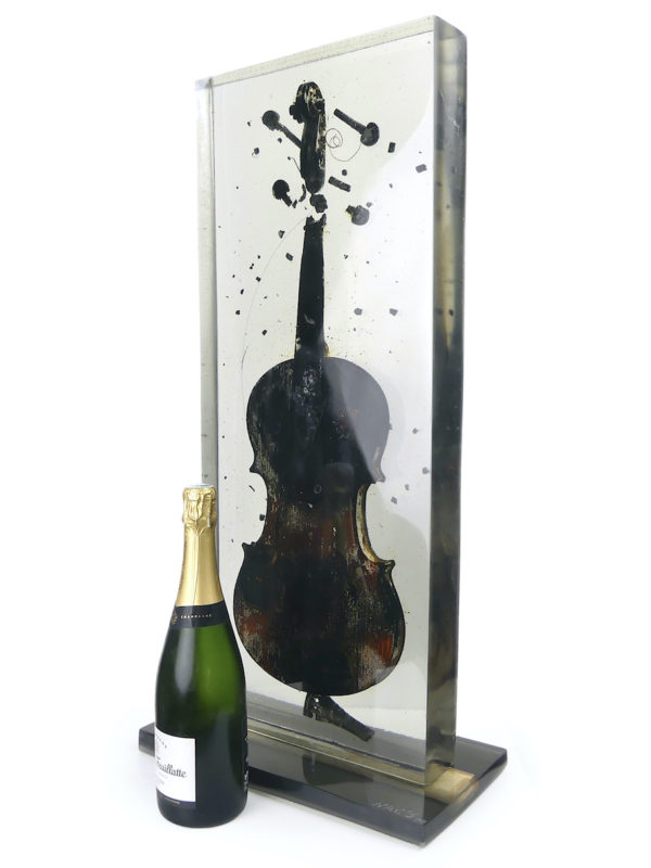 Grande sculpture violon brûlé en résine inclusion signée NAC’S (proportion)