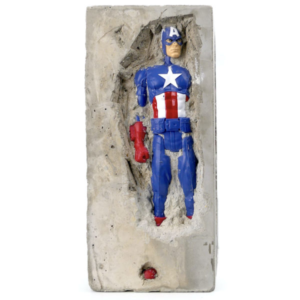 Sculpture de super-héros en béton inclusion signée NAC’S (profil)