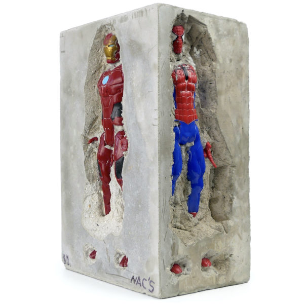 Sculpture de super-héros en béton inclusion signée NAC’S (3/4)