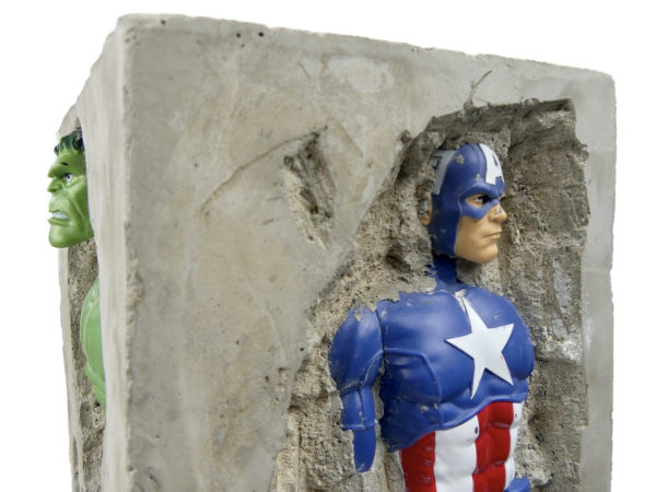 Sculpture de super-héros en béton inclusion signée NAC’S (détail)