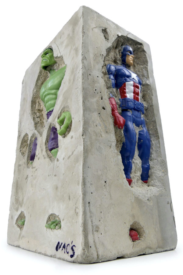 Sculpture de super-héros en béton inclusion signée NAC’S (3/4)