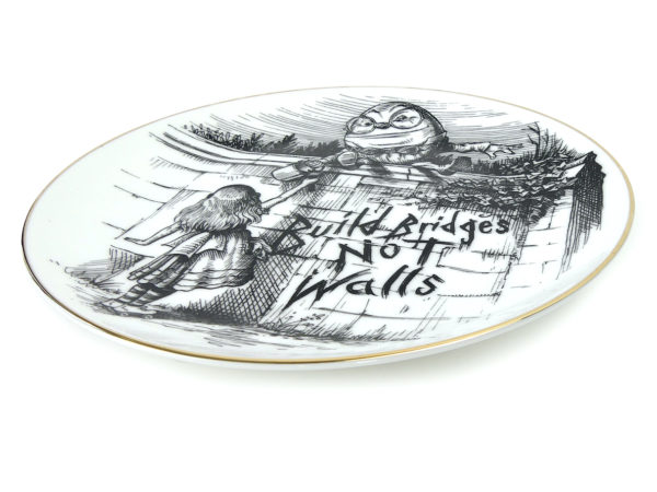 Assiette en porcelaine fine Build Bridges not Walls signée Rory Dobner (3/4)