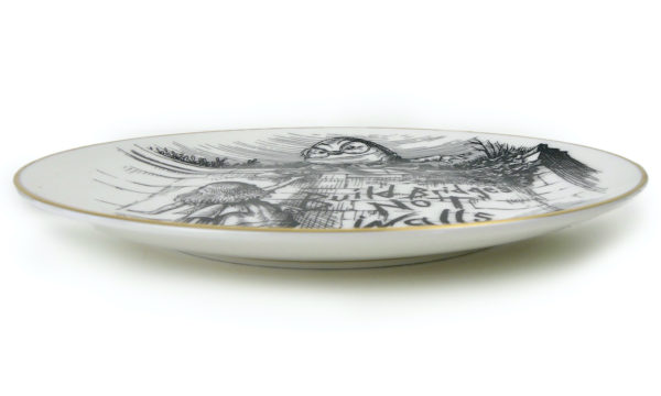 Assiette en porcelaine fine Build Bridges not Walls signée Rory Dobner (profil)