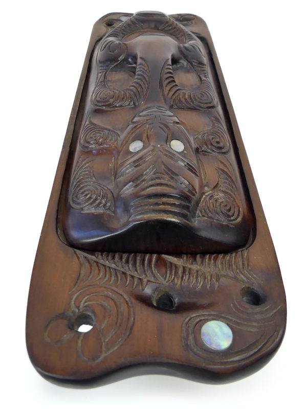 Waka huia au Teko Teko Papa hou Maōri en bois et nacre d’ormeau (dessus)