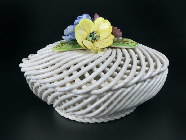 Bonbonnière tressée en faïence blanche ajourée et fleurie (3/4)