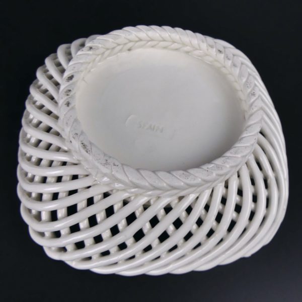 Bonbonnière tressée en faïence blanche ajourée et fleurie (dessous)