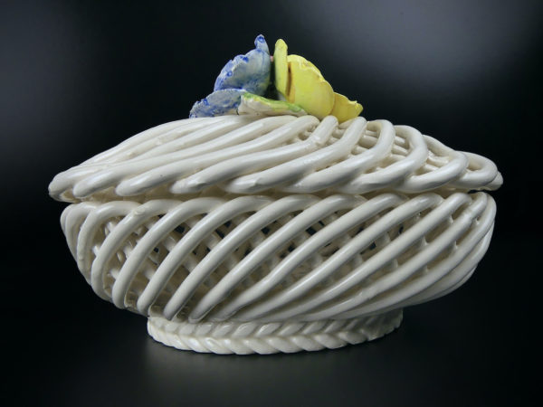 Bonbonnière tressée en faïence blanche ajourée et fleurie (profil)