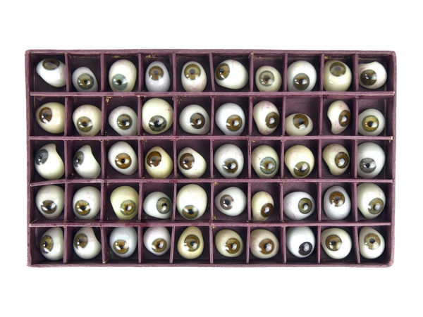 Boîte de 50 prothèses oculaires à l’iris brun et gris bleu (dessus)