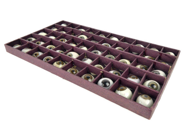 Boîte de 50 prothèses oculaires à l’iris brun et gris bleu (3/4)