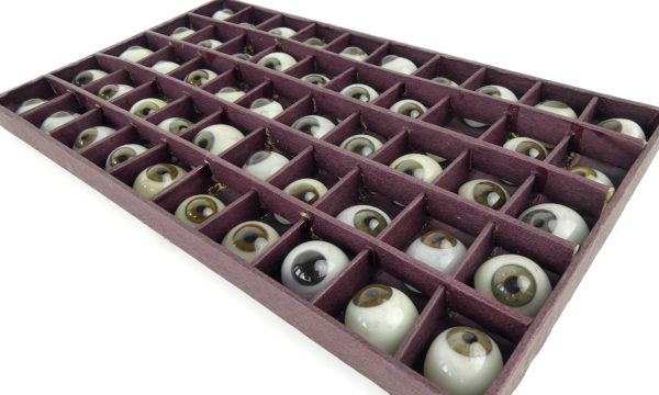 Boîte de 50 prothèses oculaires à l’iris brun et gris bleu (3/4)