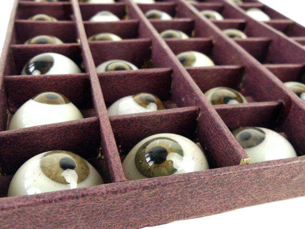 Boîte de 50 prothèses oculaires à l’iris brun et gris bleu (détail)