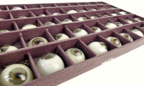 Boîte de 50 prothèses oculaires à l’iris brun et gris bleu (détail)