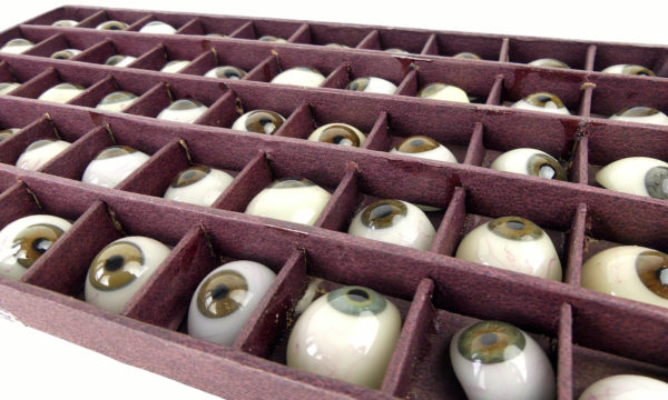 Boîte de 50 prothèses oculaires à l’iris brun et gris bleu (détail)
