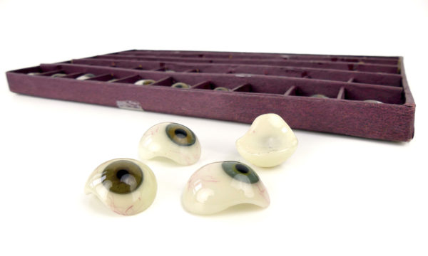 Boîte de 50 prothèses oculaires à l’iris brun et gris bleu (détail)