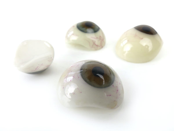 Boîte de 50 prothèses oculaires à l’iris brun et gris bleu (détail)