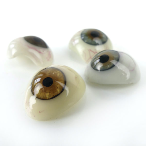 Boîte de 50 prothèses oculaires à l’iris brun et gris bleu (détail)