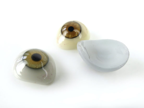 Boîte de 50 prothèses oculaires à l’iris brun et gris bleu (détail)
