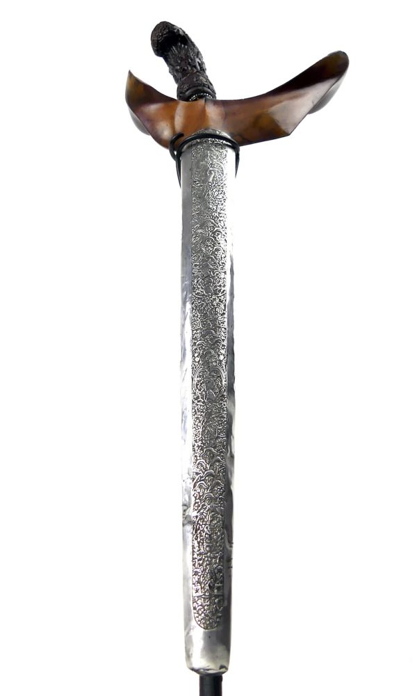 Kriss indonésien à lame serpentine en acier damassé bois et argent (face)