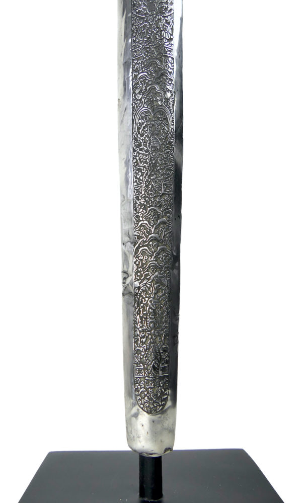 Kriss indonésien à lame serpentine en acier damassé bois et argent (détail)