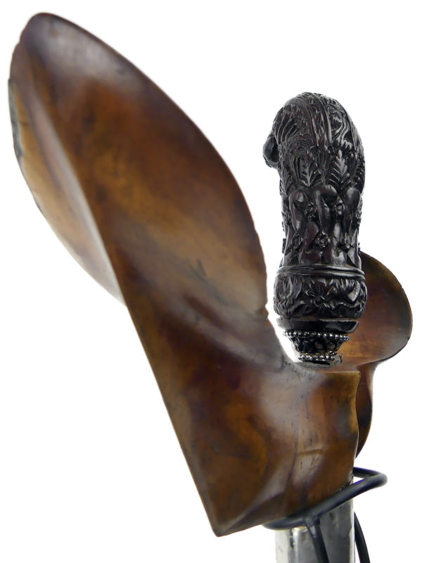 Kriss indonésien à lame serpentine en acier damassé bois et argent (détail)