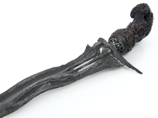 Kriss indonésien à lame serpentine en acier damassé bois et argent (détail)