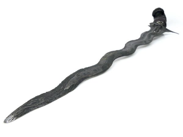 Kriss indonésien à lame serpentine en acier damassé bois et argent (lame)
