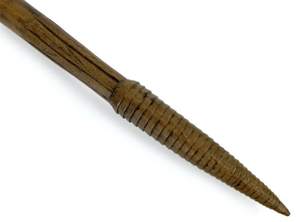 Perce sternum du Vanuatu en bois dur ciselé (détail)