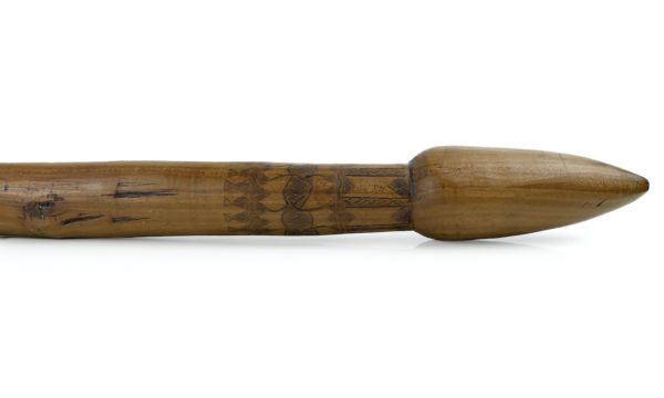 Perce sternum du Vanuatu en bois dur ciselé (détail)