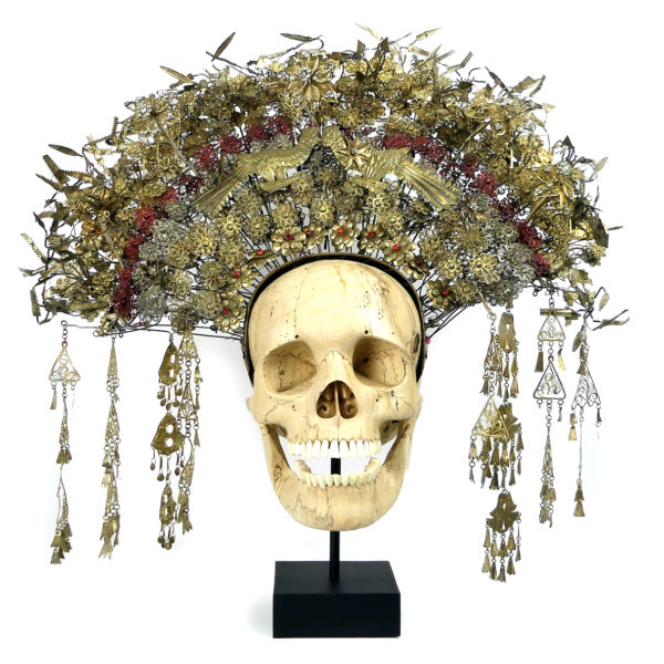 Couronne de mariée Suntiang sur crâne en bois de tamarin Bornéo (face)