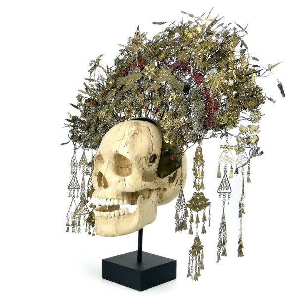 Couronne de mariée Suntiang sur crâne en bois de tamarin Bornéo (3/4)