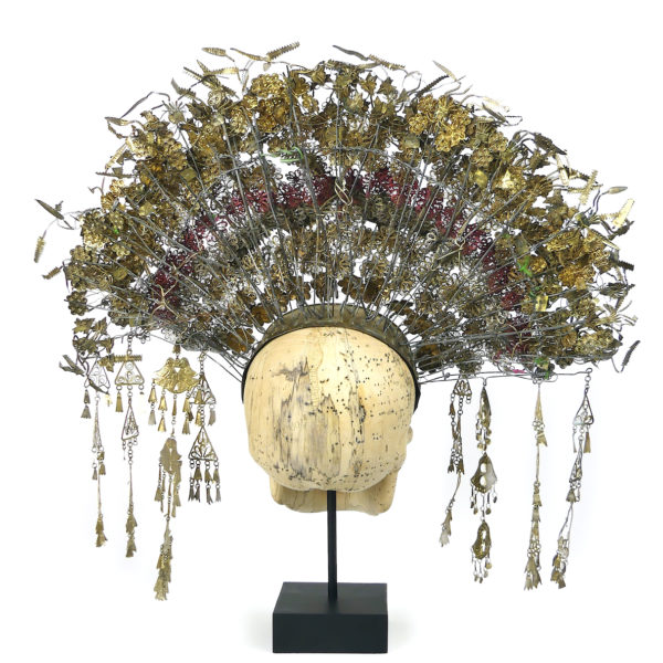 Couronne de mariée Suntiang sur crâne en bois de tamarin Bornéo (dos)