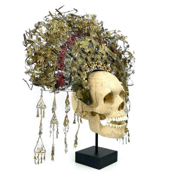 Couronne de mariée Suntiang sur crâne en bois de tamarin Bornéo (3/4)