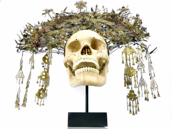 Couronne de mariée Suntiang sur crâne en bois de tamarin Bornéo (dessous)