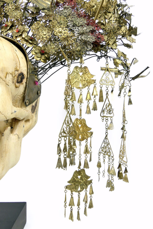 Couronne de mariée Suntiang sur crâne en bois de tamarin Bornéo (détail)