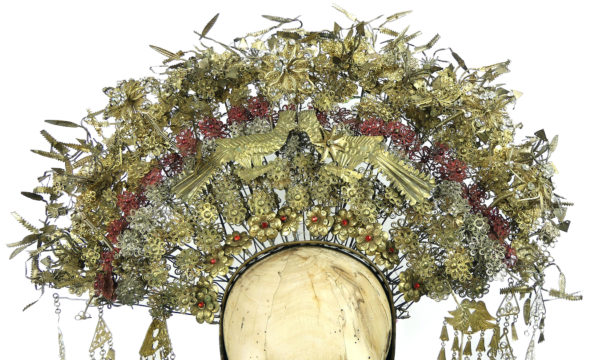 Couronne de mariée Suntiang sur crâne en bois de tamarin Bornéo (détail)