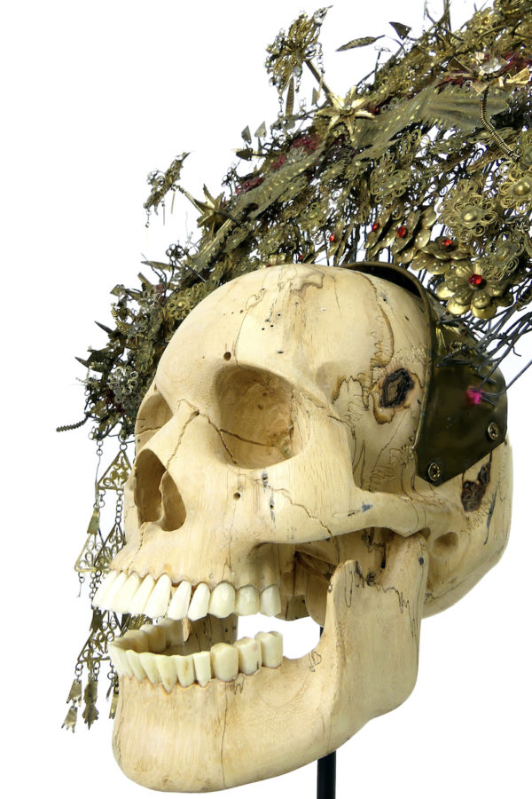 Couronne de mariée Suntiang sur crâne en bois de tamarin Bornéo (détail)