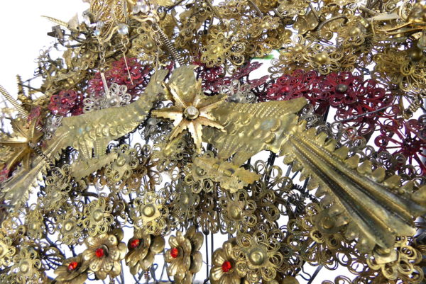Couronne de mariée Suntiang sur crâne en bois de tamarin Bornéo (détail)