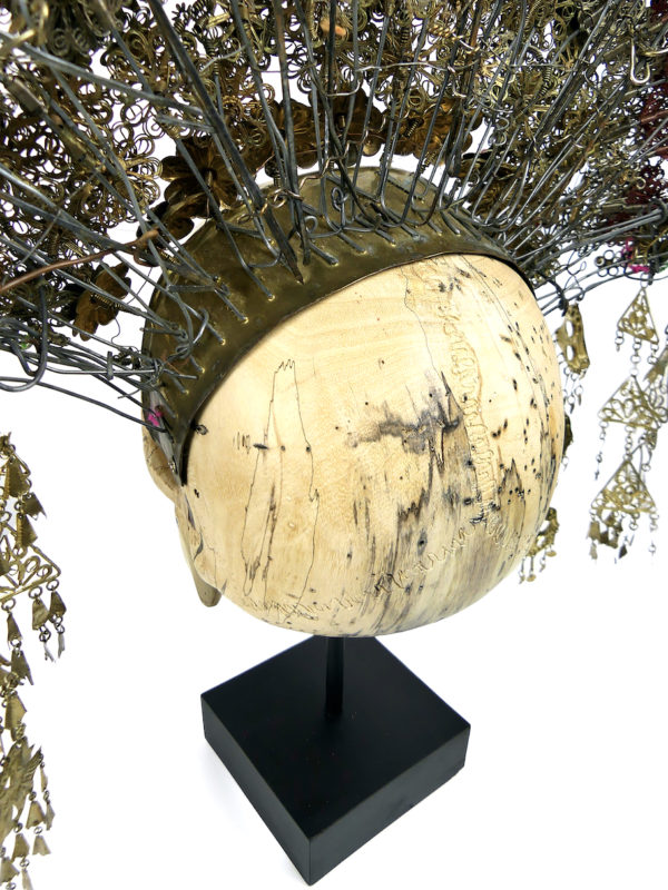 Couronne de mariée Suntiang sur crâne en bois de tamarin Bornéo (détail)