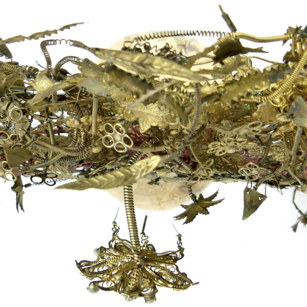 Couronne de mariée Suntiang sur crâne en bois de tamarin Bornéo (détail)