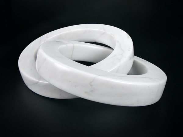 Anneaux en marbre blanc entrelacés curiosité artistique (3/4)
