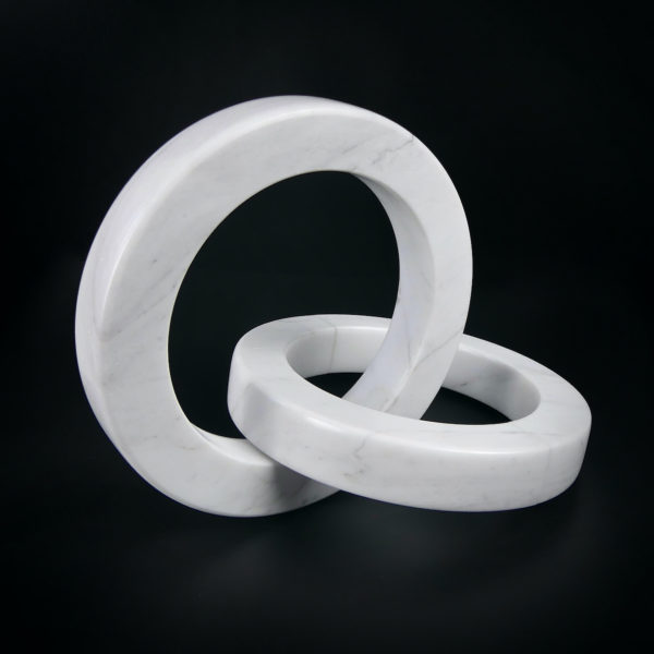 Anneaux en marbre blanc entrelacés curiosité artistique (3/4)