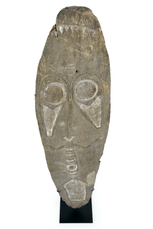 Planche votive gope kwoi ancienne en bois sur socle (dessus)