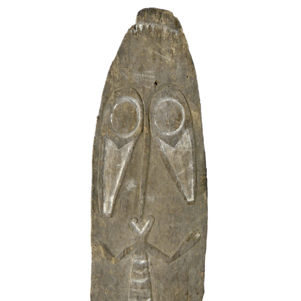 Planche votive gope kwoi ancienne en bois sur socle (détail)
