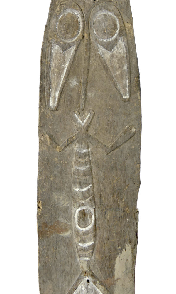 Planche votive gope kwoi ancienne en bois sur socle (détail)