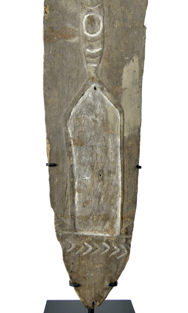 Planche votive gope kwoi ancienne en bois sur socle (détail)