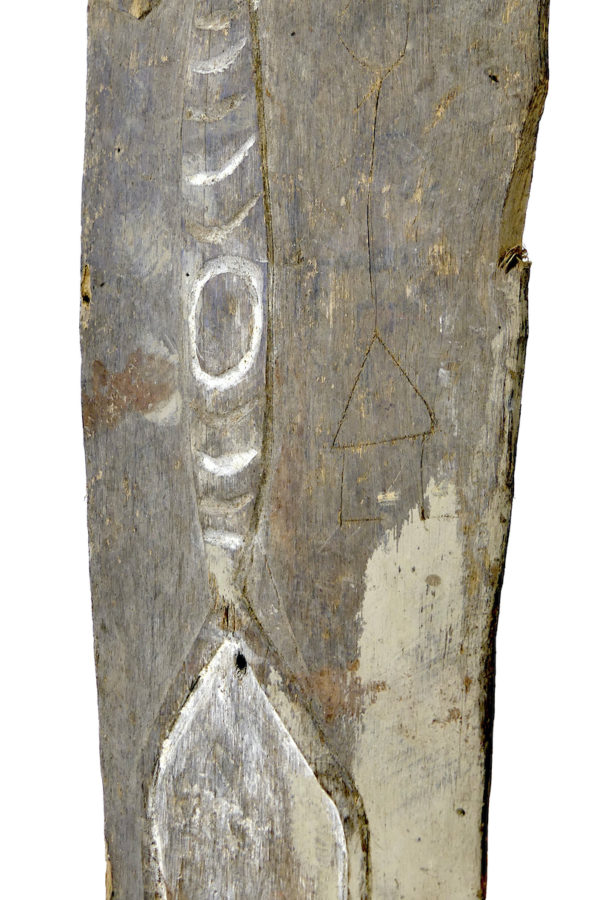 Planche votive gope kwoi ancienne en bois sur socle (détail)