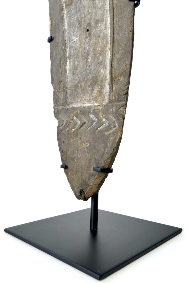 Planche votive gope kwoi ancienne en bois sur socle (détail)