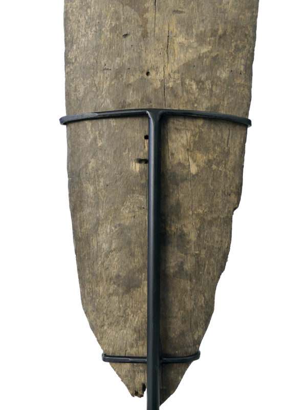 Planche votive gope kwoi ancienne en bois sur socle (détail)